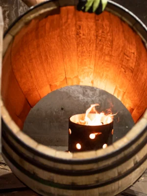 Intérieur d'une barrique porté au rouge pendant la chauffe aromatique, un brasero allumé sous le fût