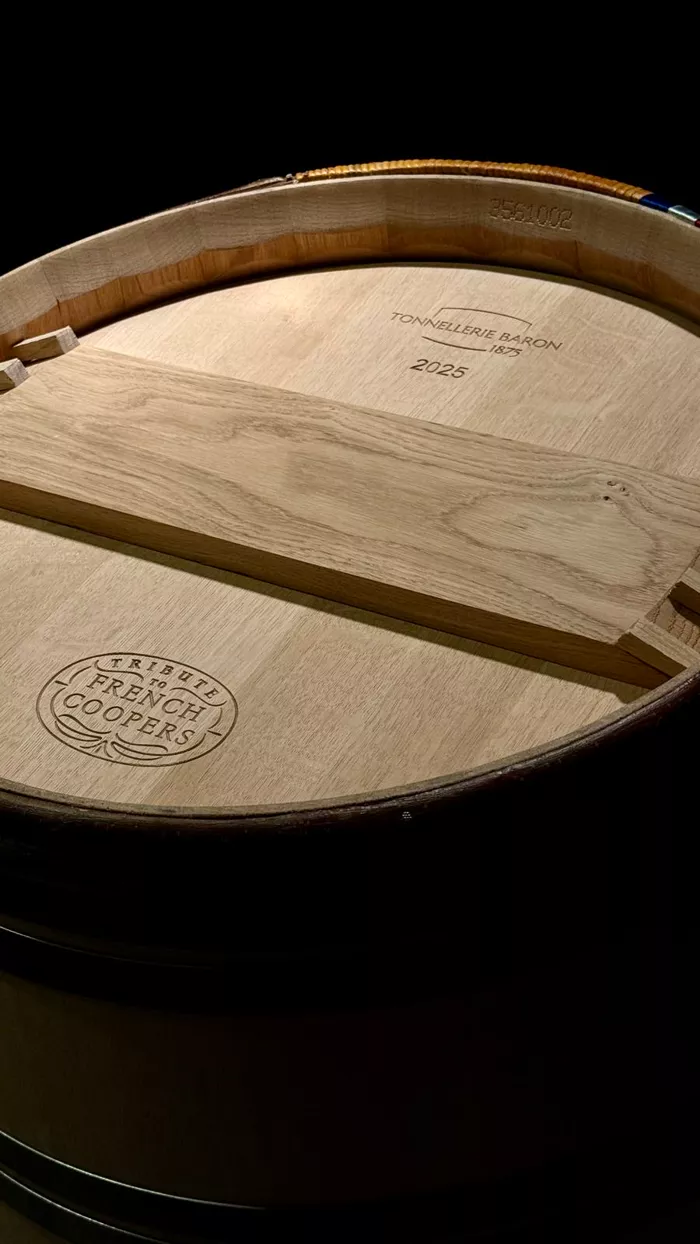 Gros plan du fond de la barrique Tribute : gravures « Tonnellerie Baron 1875 », « 2025 » et sceau « Tribute to french coopers »