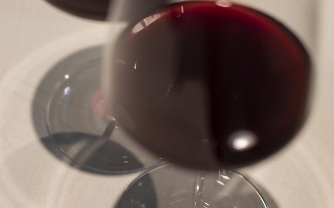 Deux verres de vin rouge en contre-plongee, sur fond clair